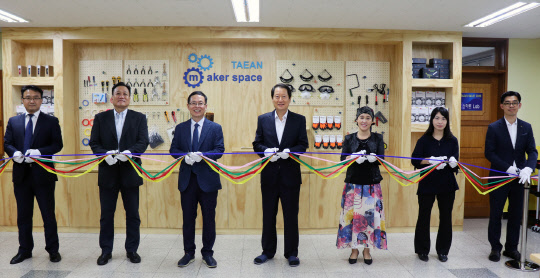 테크빌교육이 4일 오후 화성 태안초에 조성한 초등학교 표준형 메이커 스페이스에서 교과연계 메이커와 실감형 콘텐츠 기반의 융합교육을 위한 업무협약을 체결한 뒤 기념촬영을 하고 있다. - 오른쪽부터 태안초 박정문 교감, 학부모 대표 2인, 이달주 교장, 테크빌교육 이형세 대표, 박기현 부사장, 김성수 융합교육사업부 이사